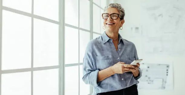 oudere businessvrouw 50+ mobiel